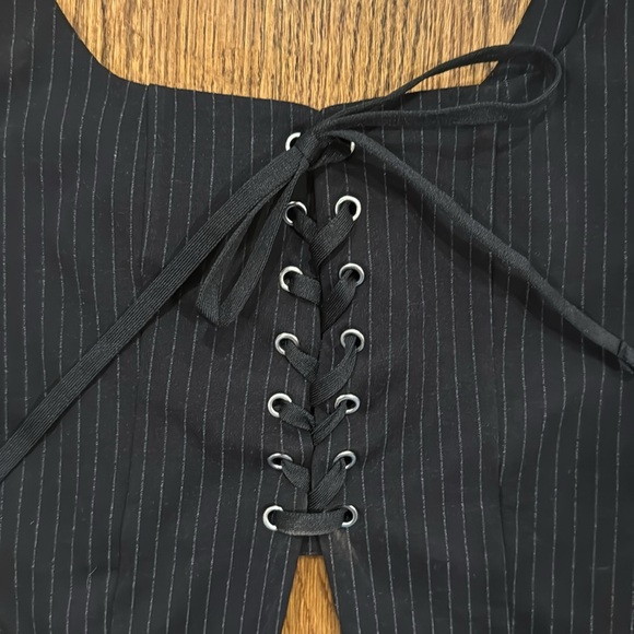 Silence + Noise women’s black on striped lace up crop top size M - Picture 2 of 7